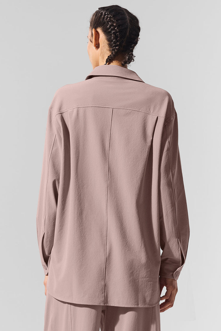 Camisa de manga larga con botones y paisaje onírico